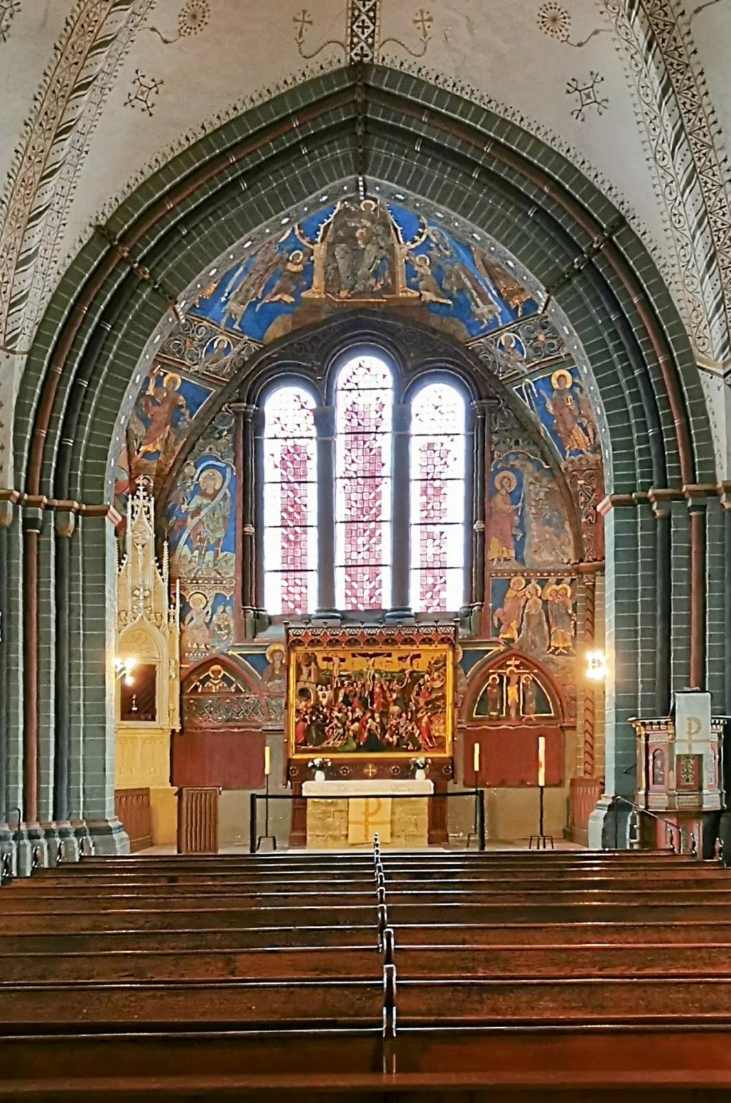 Blick auf den Altar im Chorraum mit Dreifenstergruppe (Innenansicht)