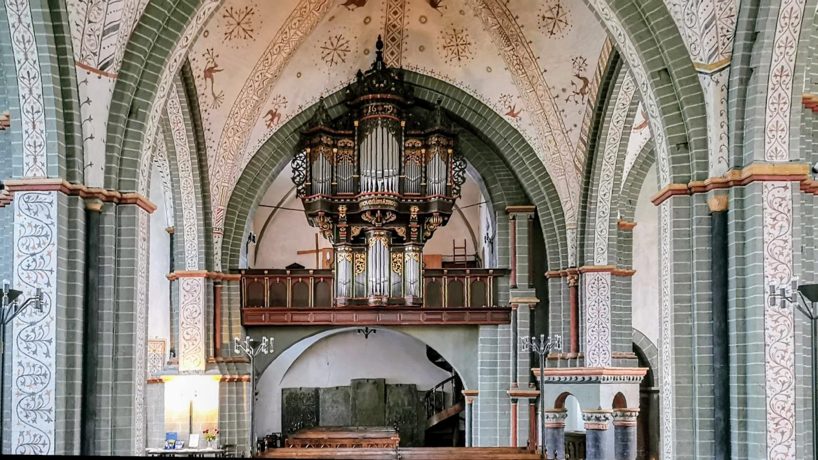 Innenansicht mit Blick Richtung Orgel