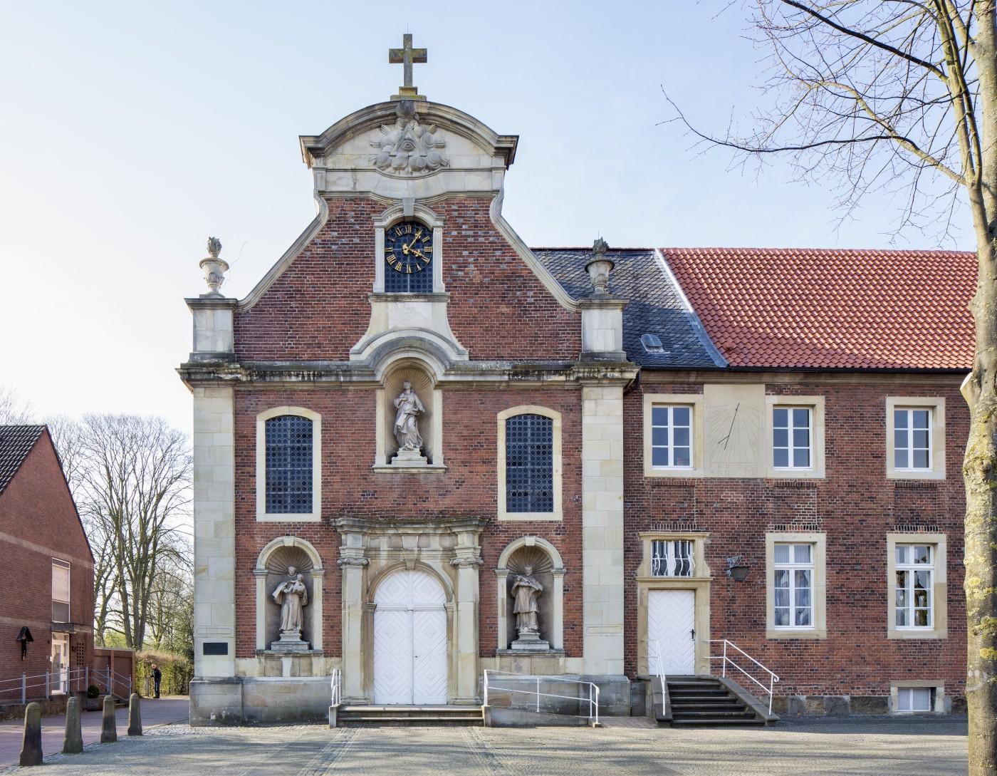 Frontfassade der katholischen Pfarrkirche St. Marien