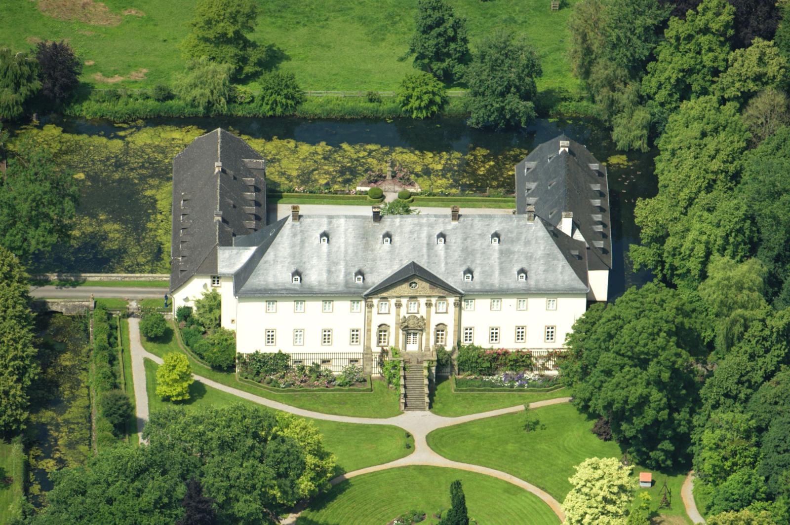 Schloss Alme, Schrägluftbild aus Blickrichtung Süden, Parkseite