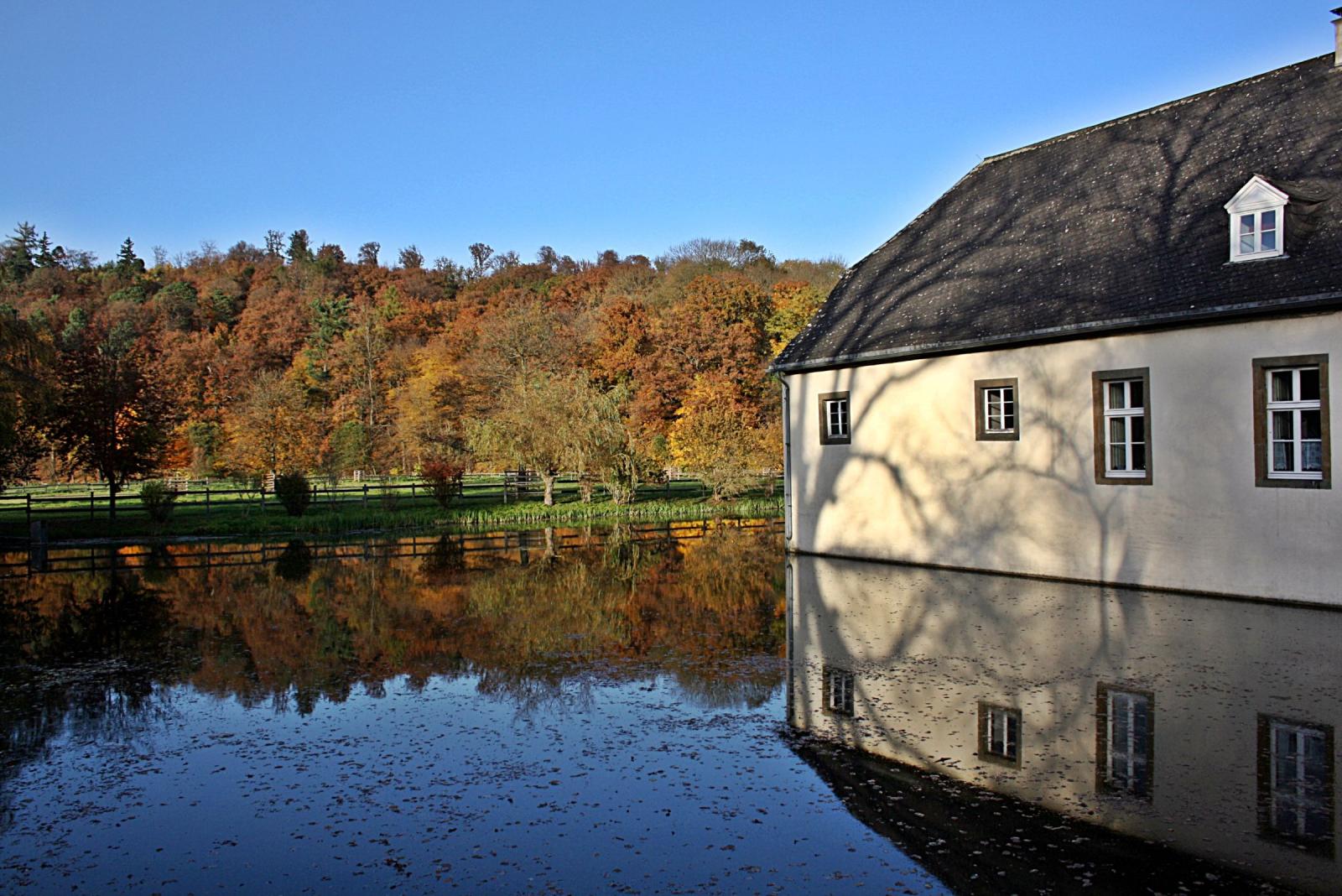 Schloss Alme, Seitenflügel, Wassergraben