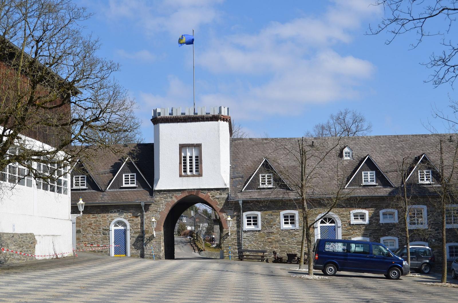 Wirtschaftshof, Ostgebäude mit Torturm