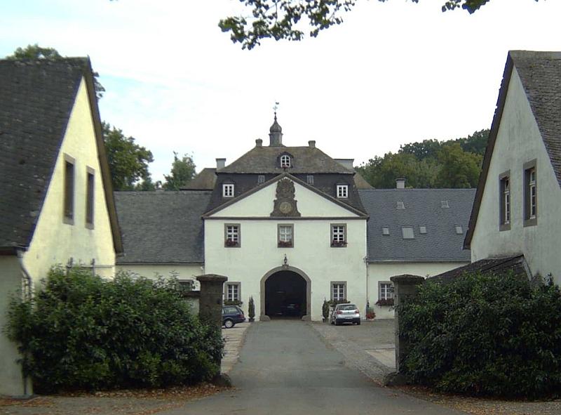 Schloss Laer, Vorburg mit Torbau