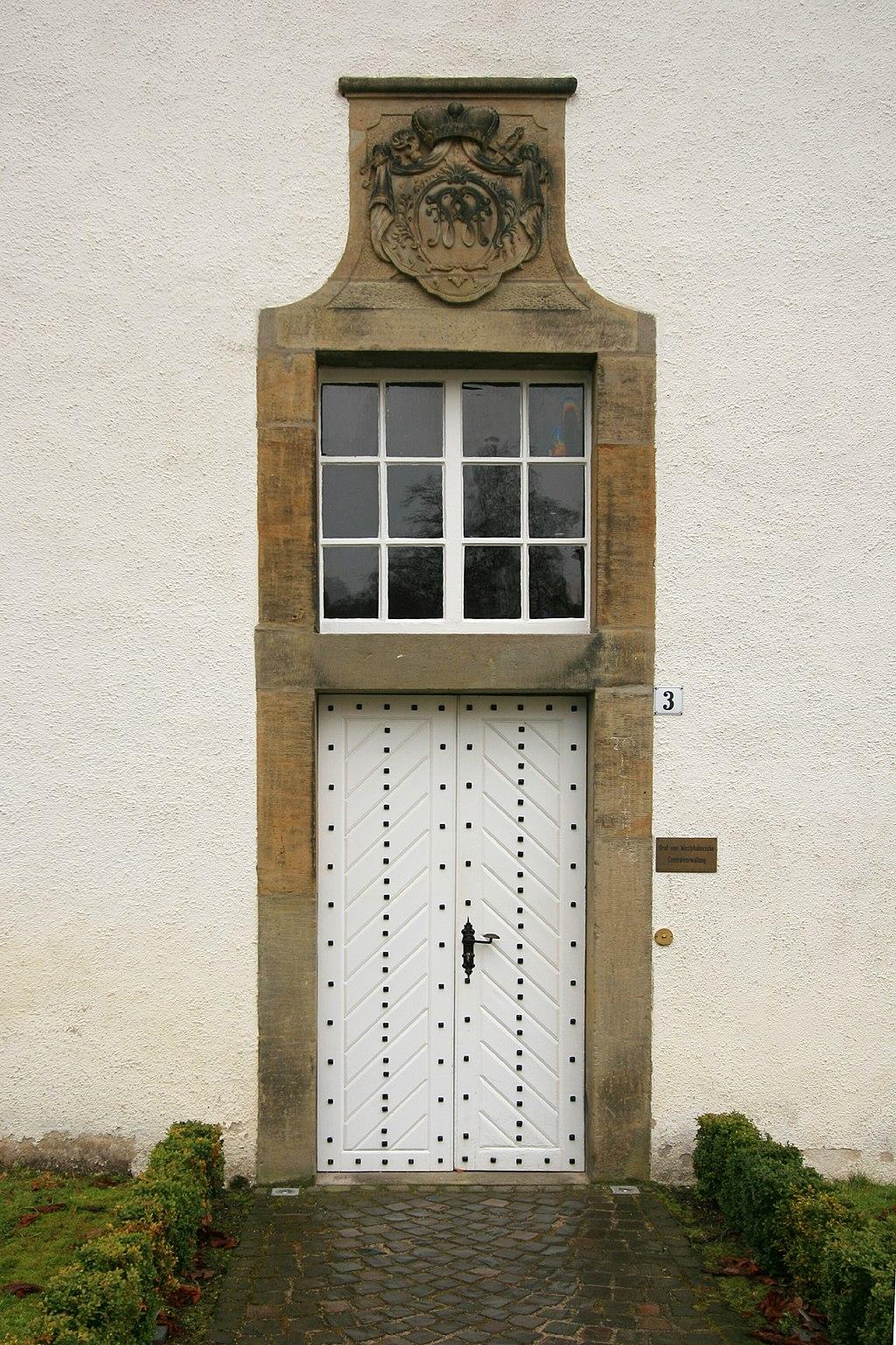 Schloss Laer, Eingangstür mit Einfassung, Vorburg