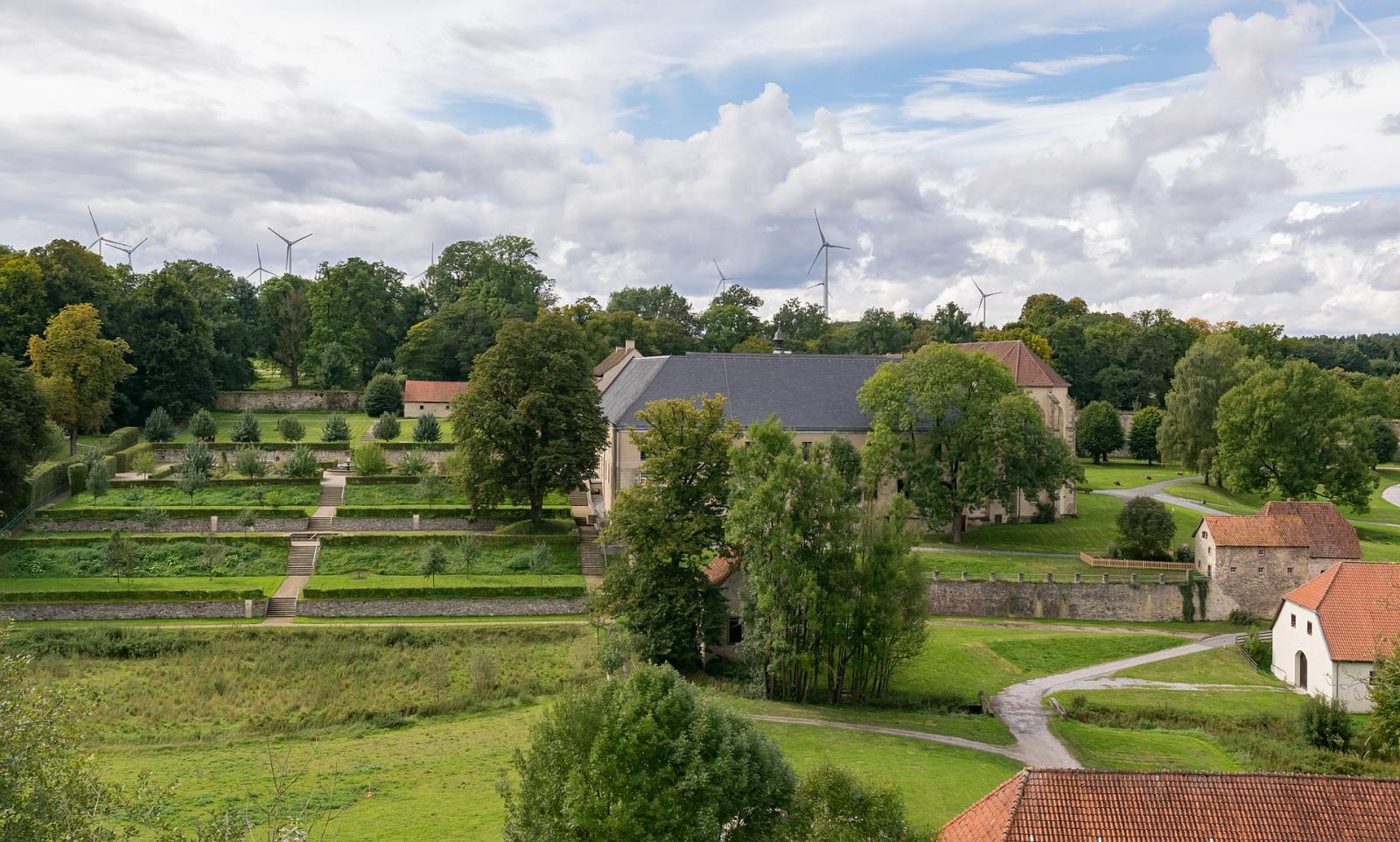 Klostergarten und Hauptgebäude
