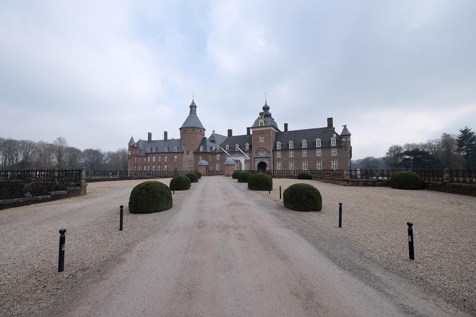 Auffahrt mit Vor- und Hauptburg