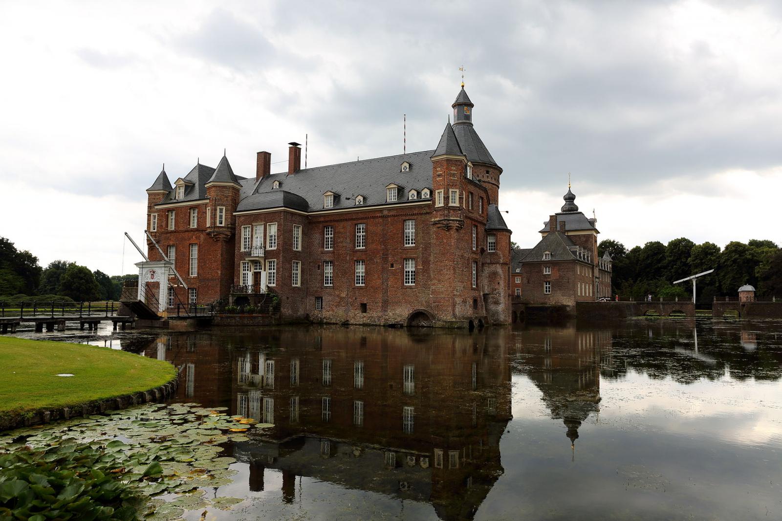 Ansicht der Wasserburg Anholt vom Park