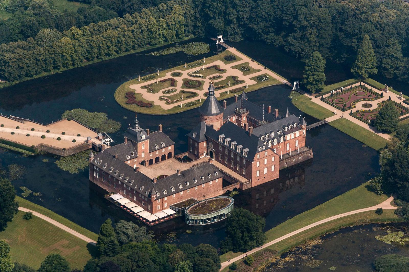 Luftbild der Wasserburg Anholt