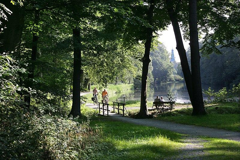 Holzbrücke mit Sichtachse über den "Langen Teich" im Tiergarten Raesfeld