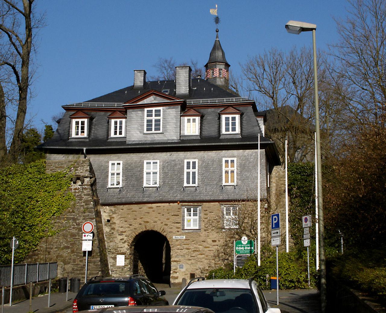 Torhaus mit Haupteingang zum Schloss, Ansicht von Westen