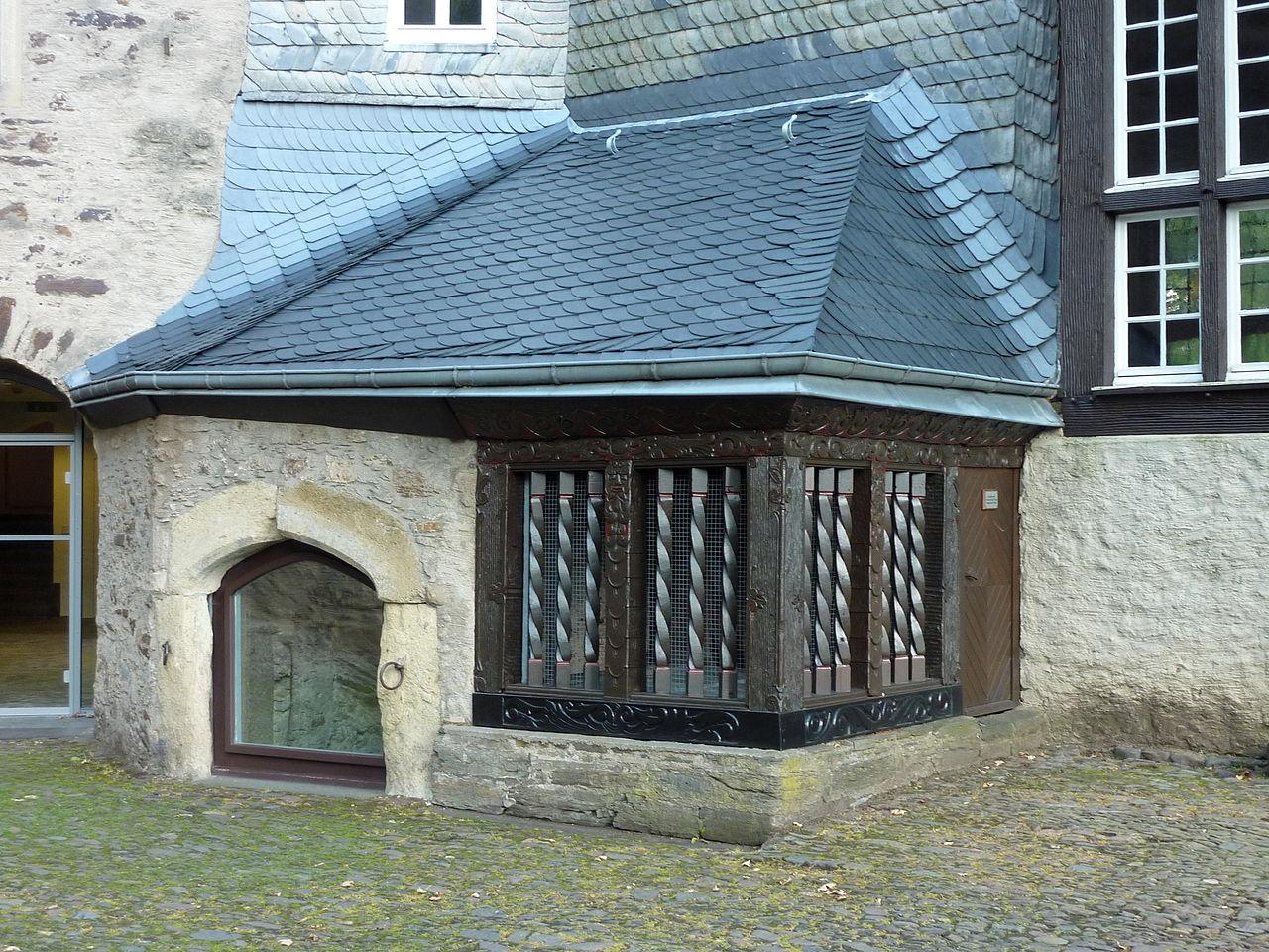 Überdachter Brunnen im Schlosshof