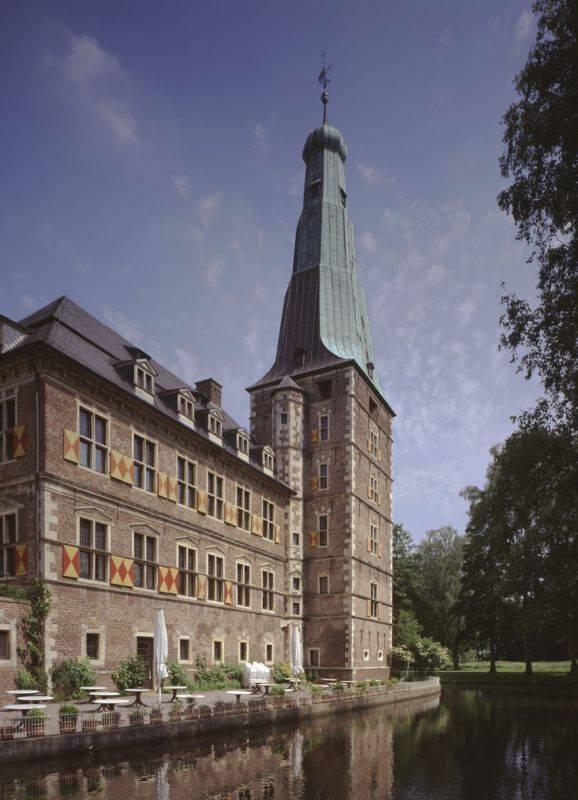 Westflügel und Turm mit Wassergraben