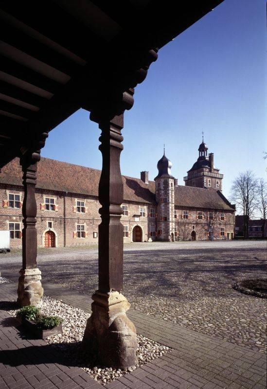 Blick auf den Vorhof des Schlosses