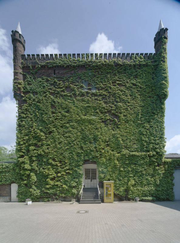 Gefängnistrakt außen