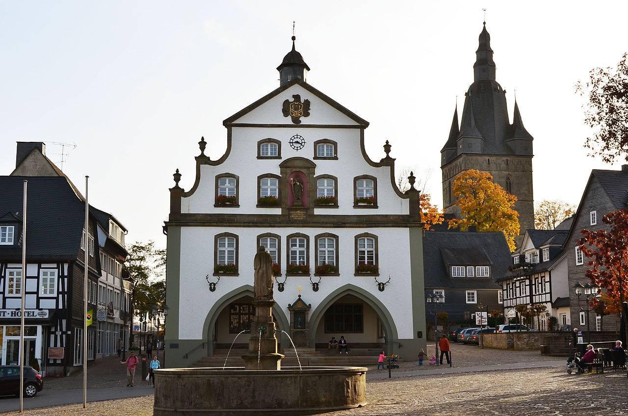 Blick über den Markt auf das Rathaus und die Propsteikirche, im Vordergrund der Petrusbrunnen