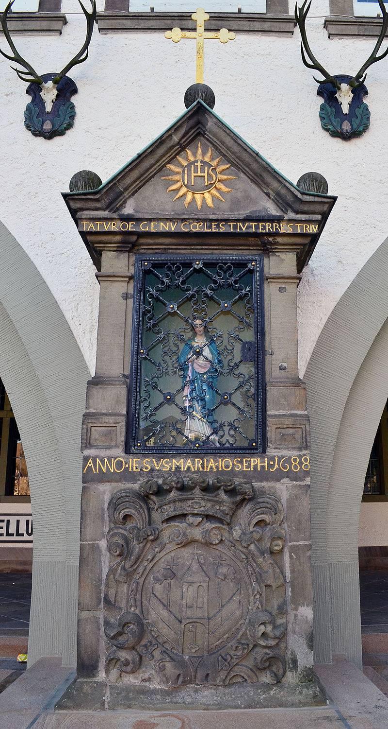 Bildstock auf der Rathaustreppe