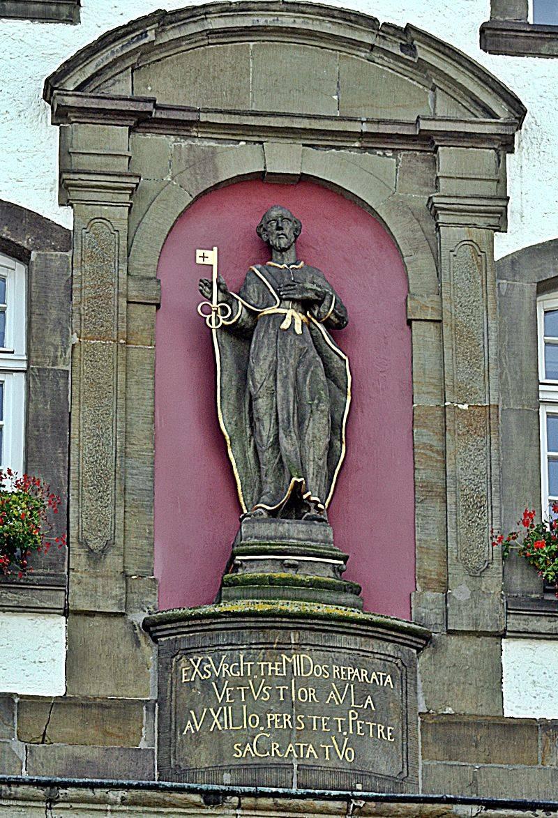 Petrusfigur in einer Nische