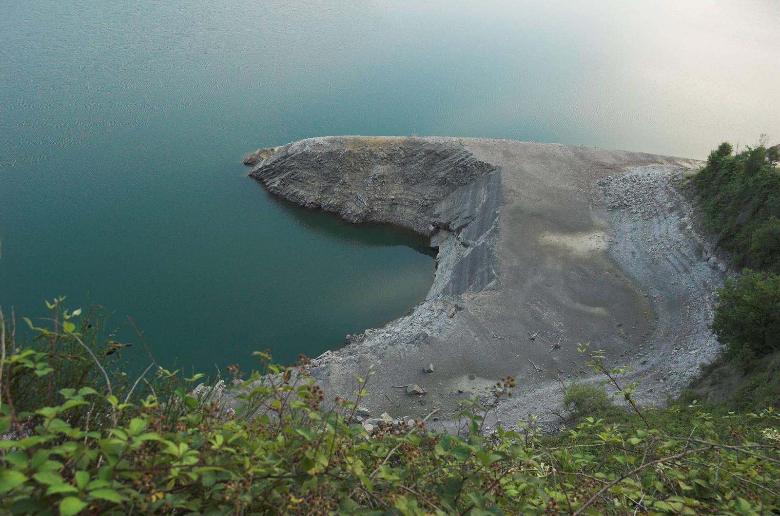 Pinner Felsen; Steinbruch, aus dem das Schüttmaterial des Damms stammt 