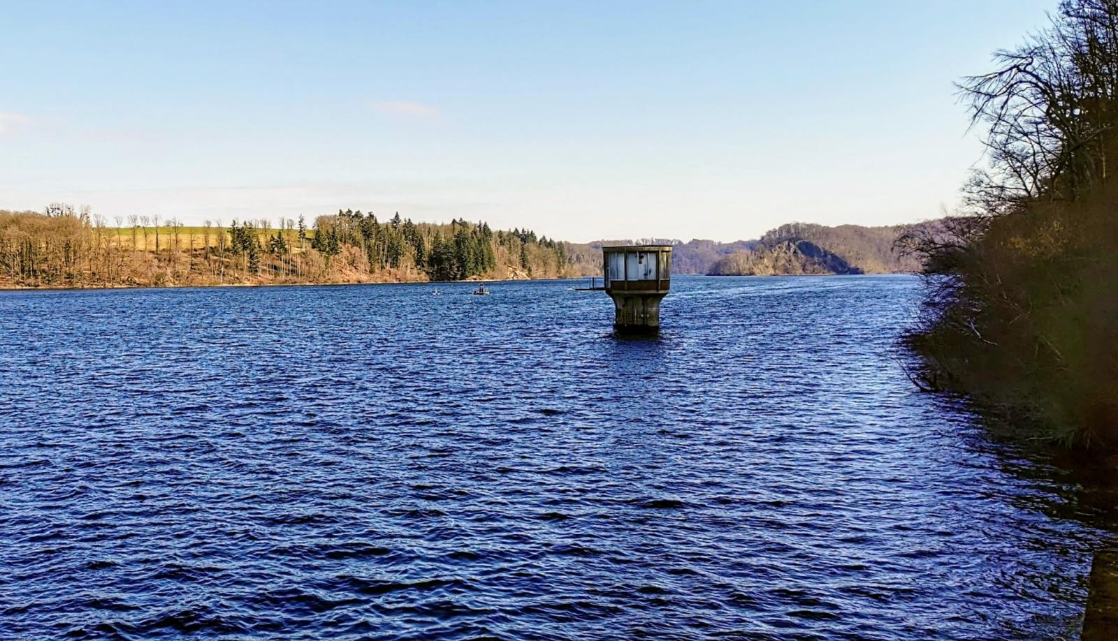 Wahnbachtalsperre mit Wasserentnahmeturm