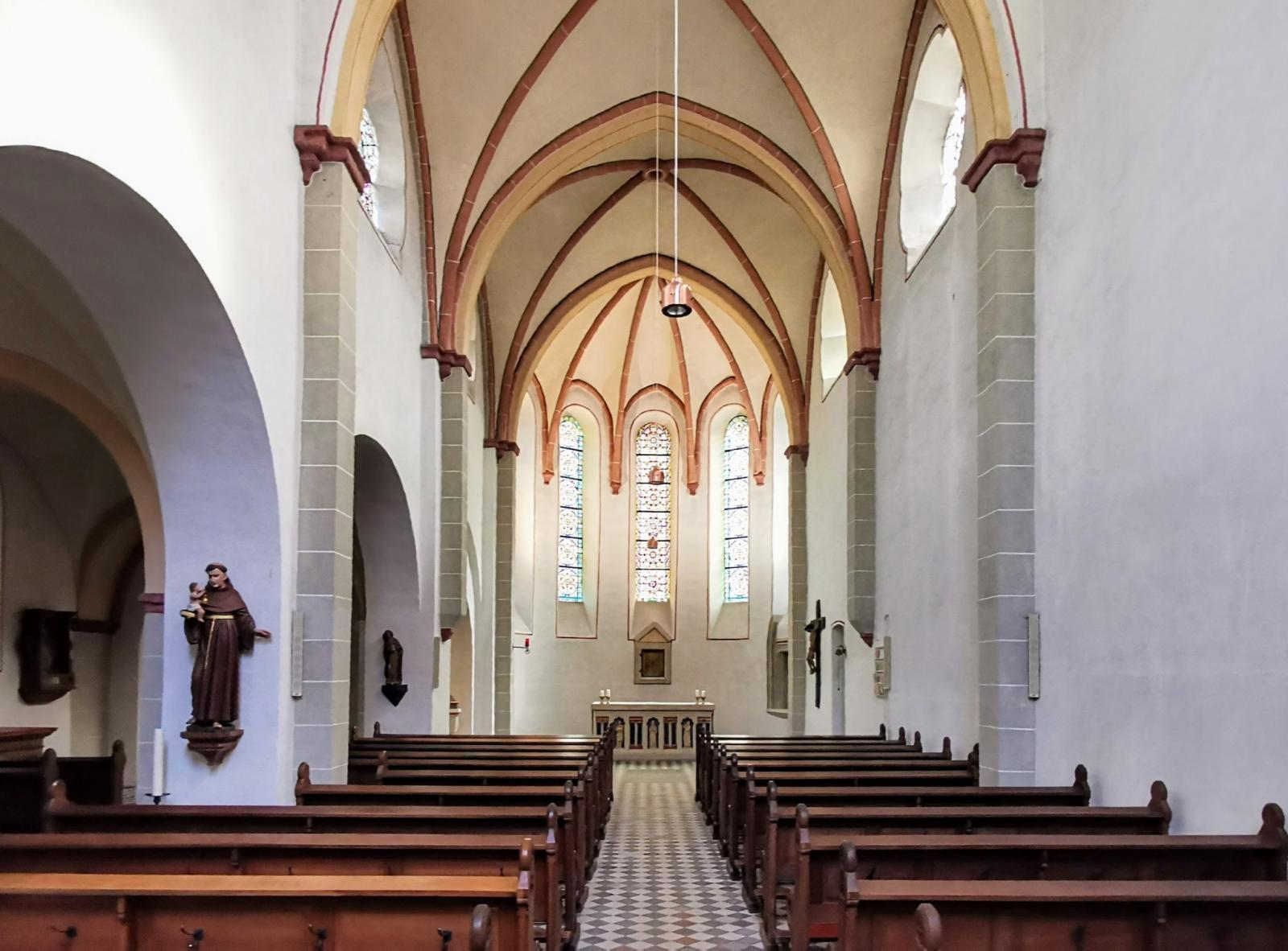 Kircheninnenraum, Blick Richtung Chor