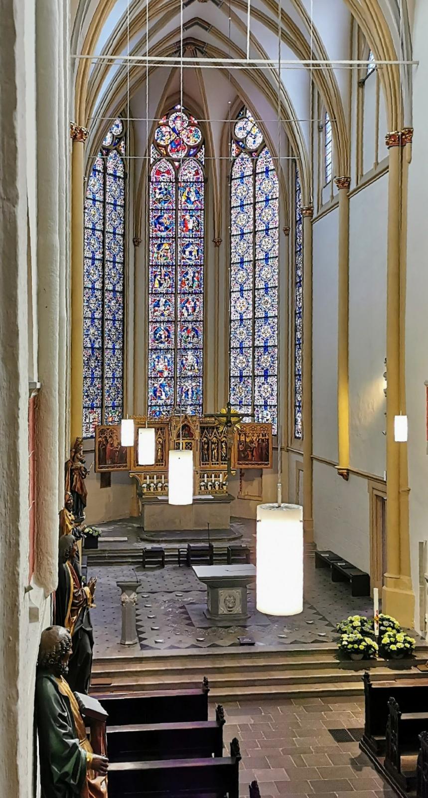 Blick in den leicht erhöhten Chor von Sankt Servatius Siegburg