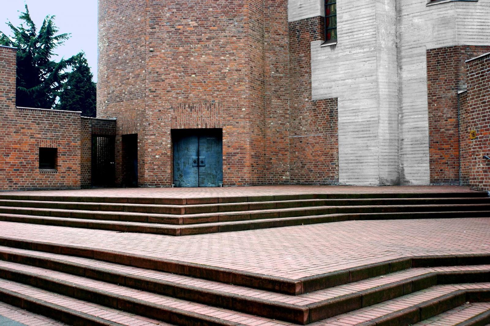 Treppen zur Kirche Christi Auferstehung in Köln-Lindenthal