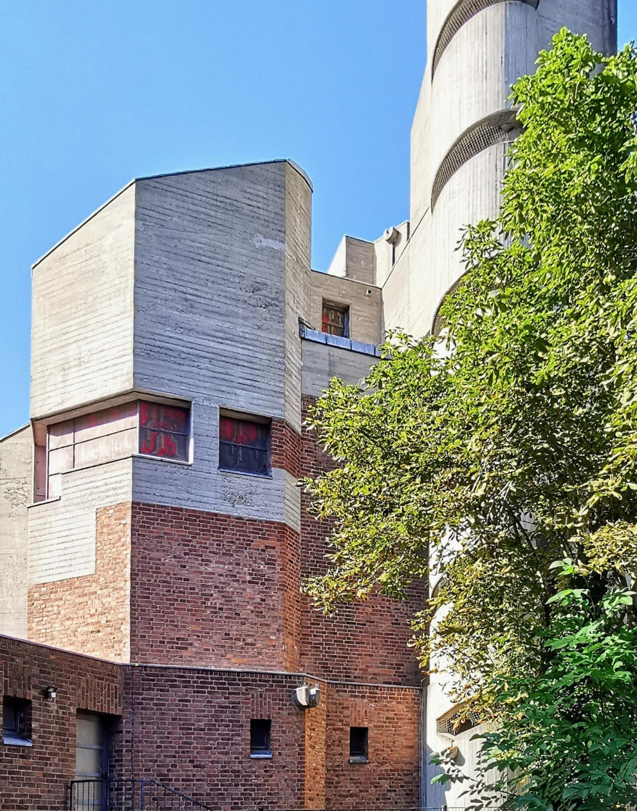 Ausschnitt Gebäudelandschaft mit Turm