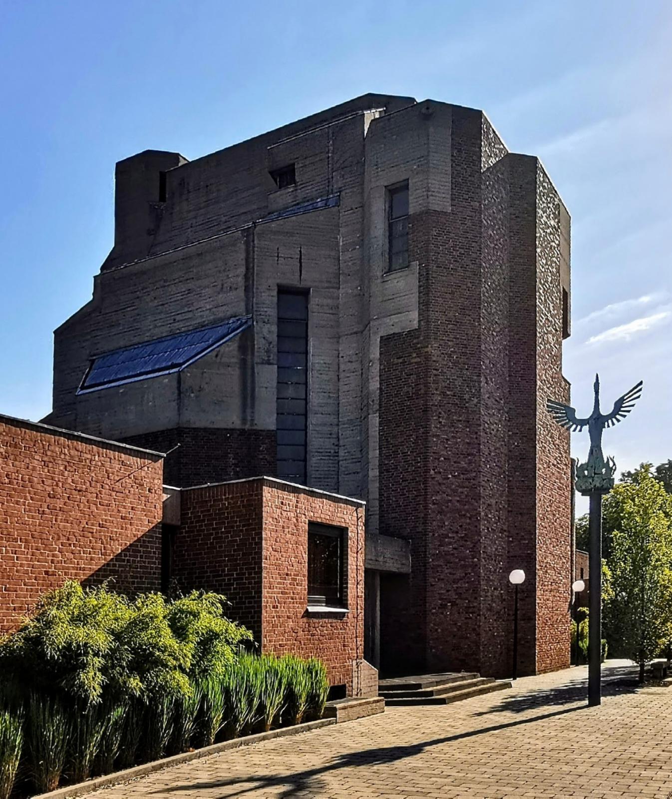 Nordansicht Christi Auferstehung Köln-Lindenthal mit Zugang zum Innenhof