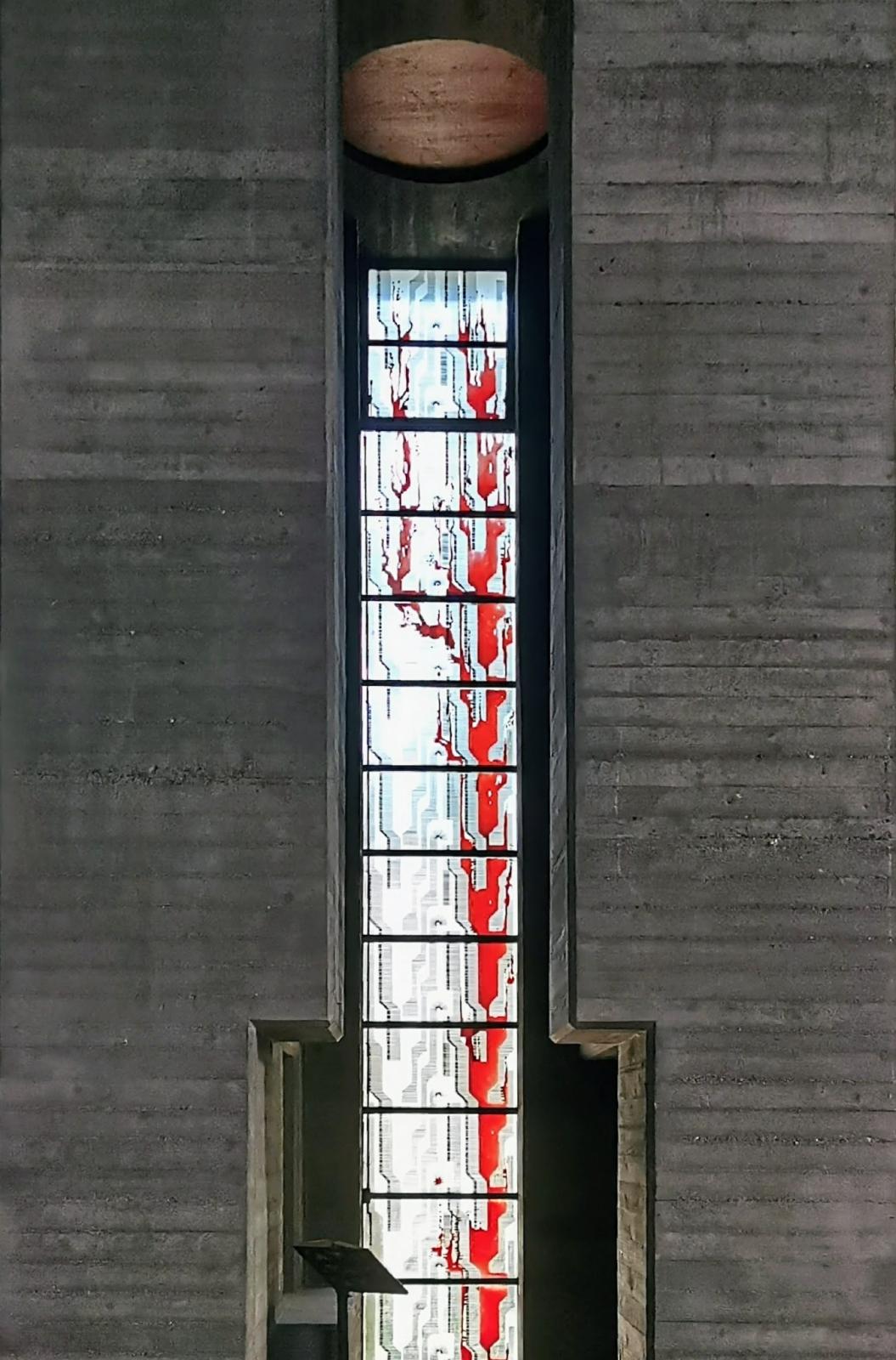 schmales farbiges Kirchenfenster