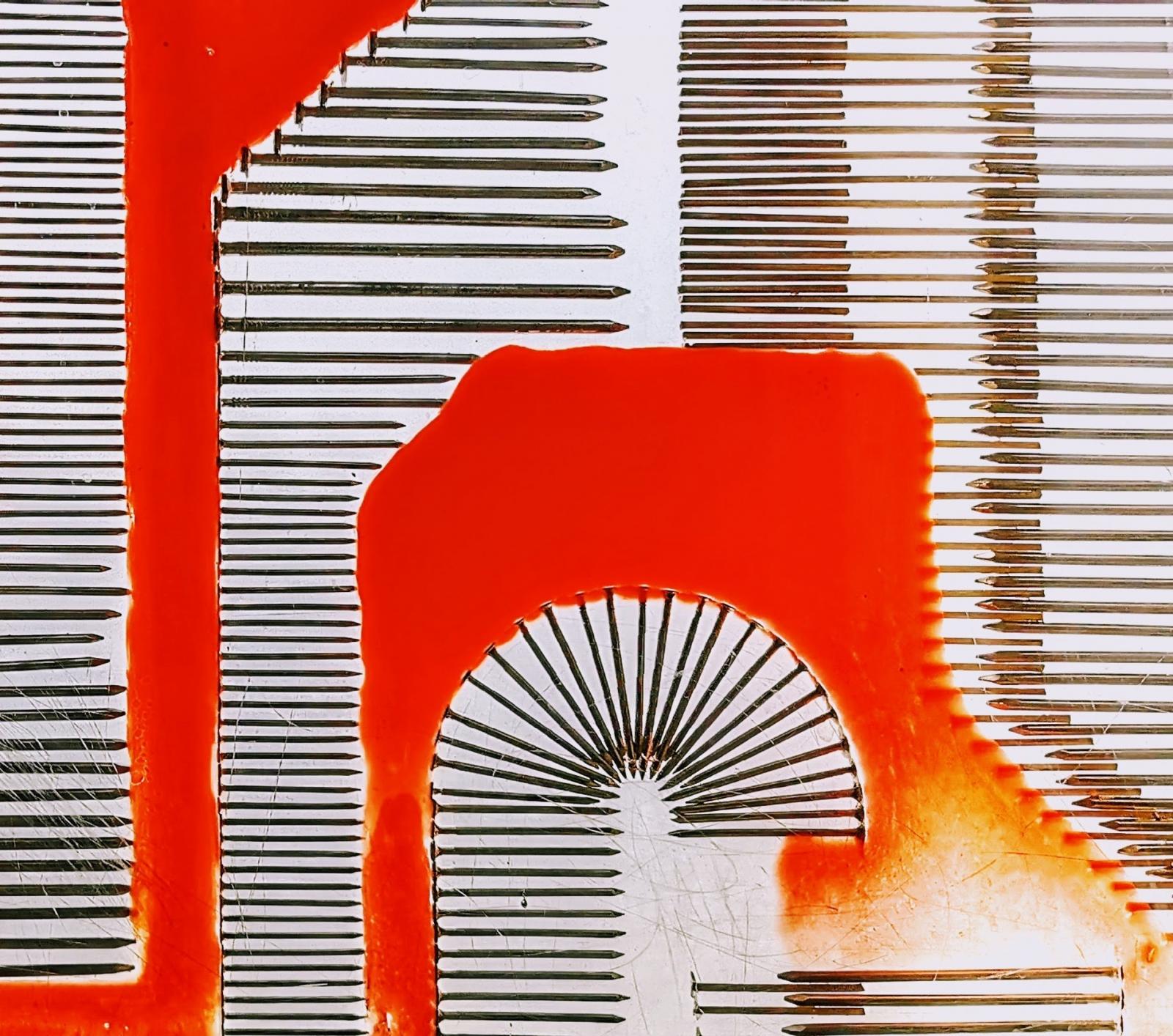 Fentergestaltung mit Nägeln, Farbe und Kunstharz