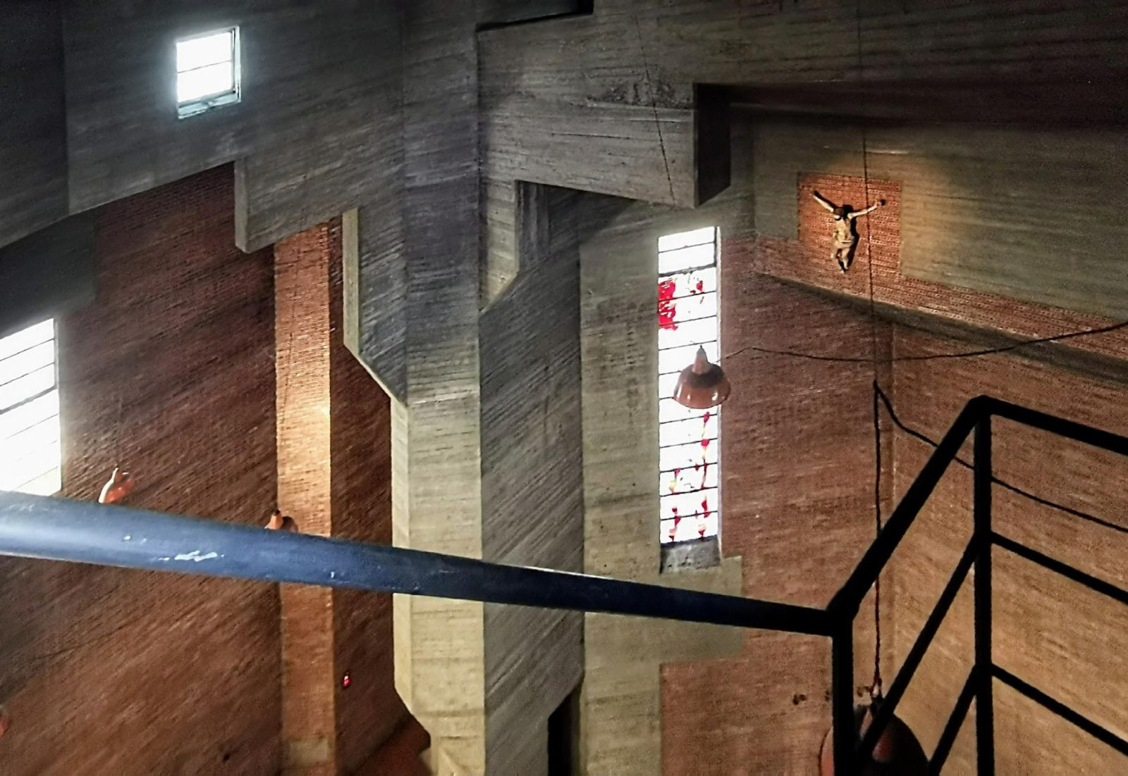 Blick von der oberen Treppe in den Kirchenraum