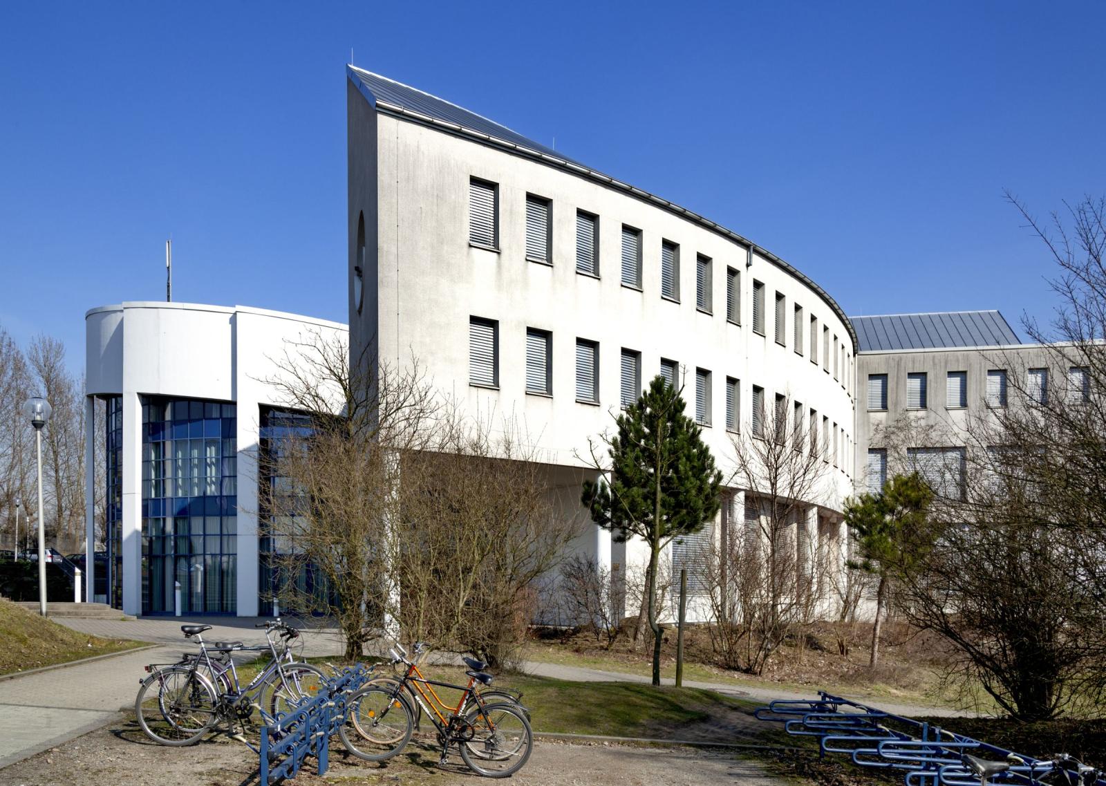 Universität Witten/Herdecke, Rundbau, halbrundes Eingangsgebäude