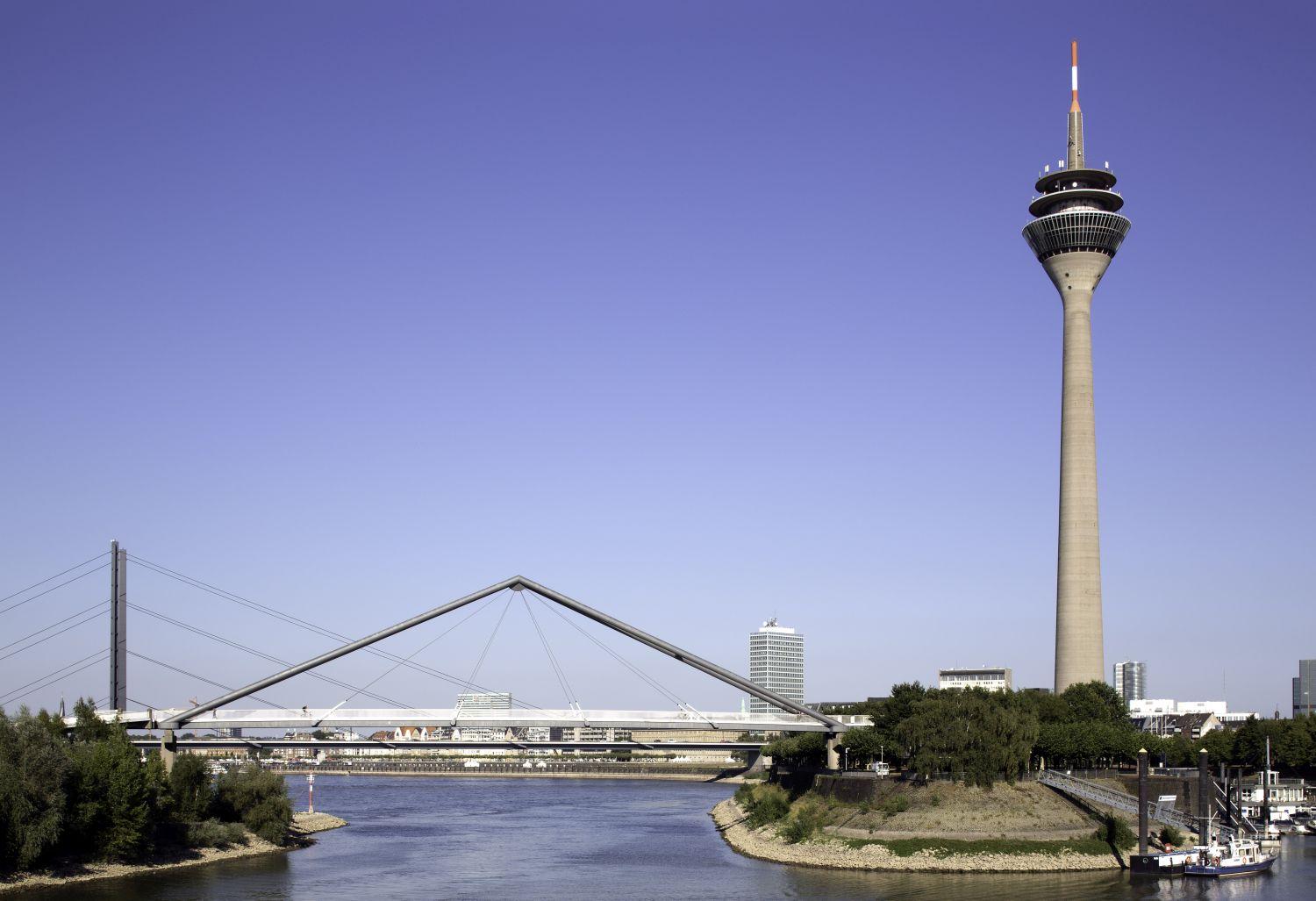 Rheinturm, Blick aus dem Hafen