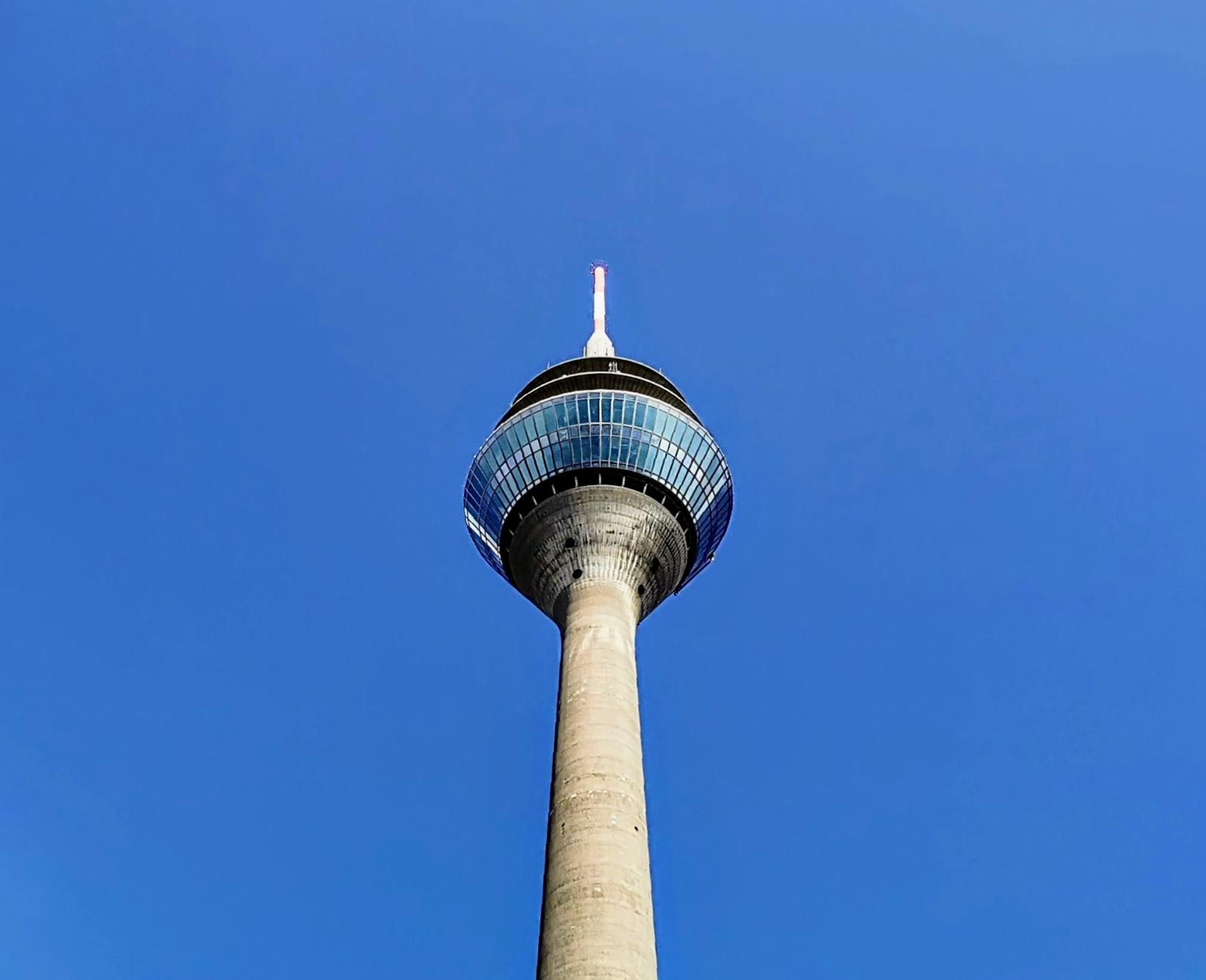 Rheinturm von unten