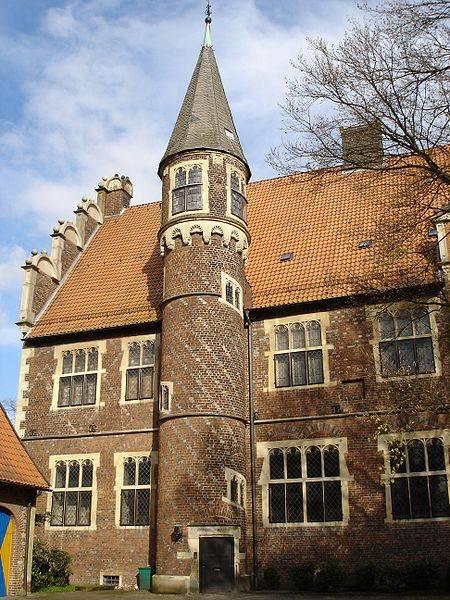 Seitenansicht Drostenhof mit Turm