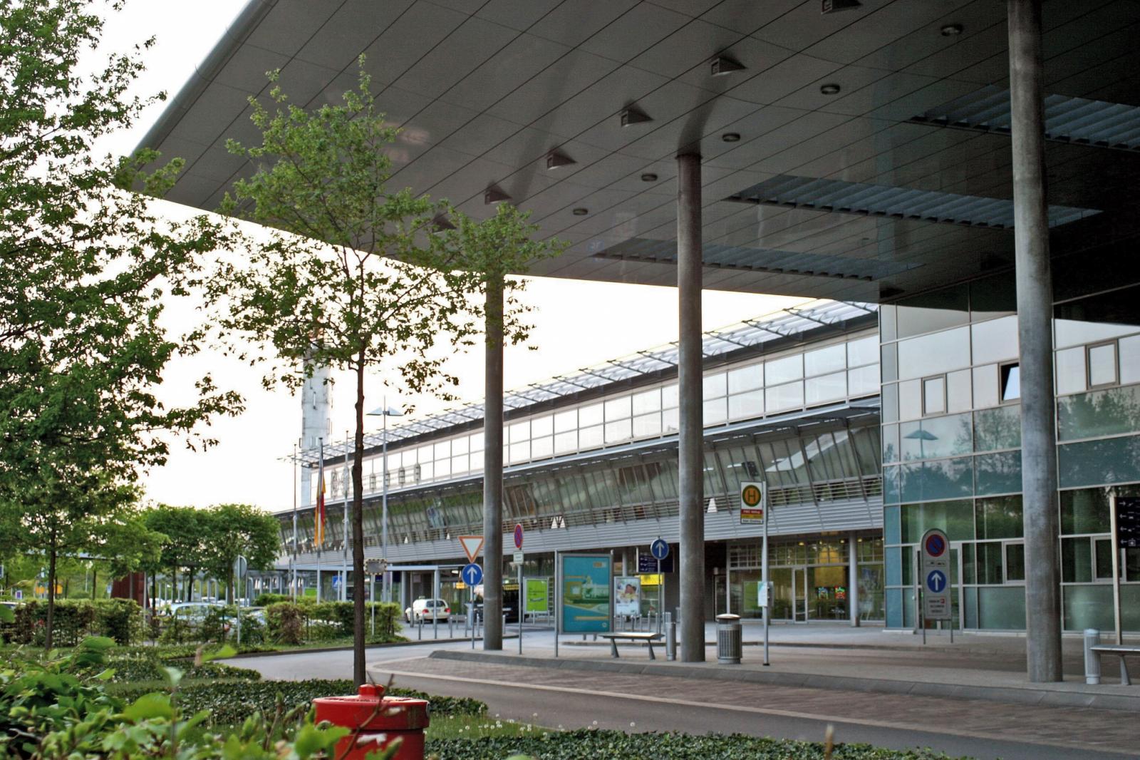 Vordach von Terminal I, dahinter Terminal II