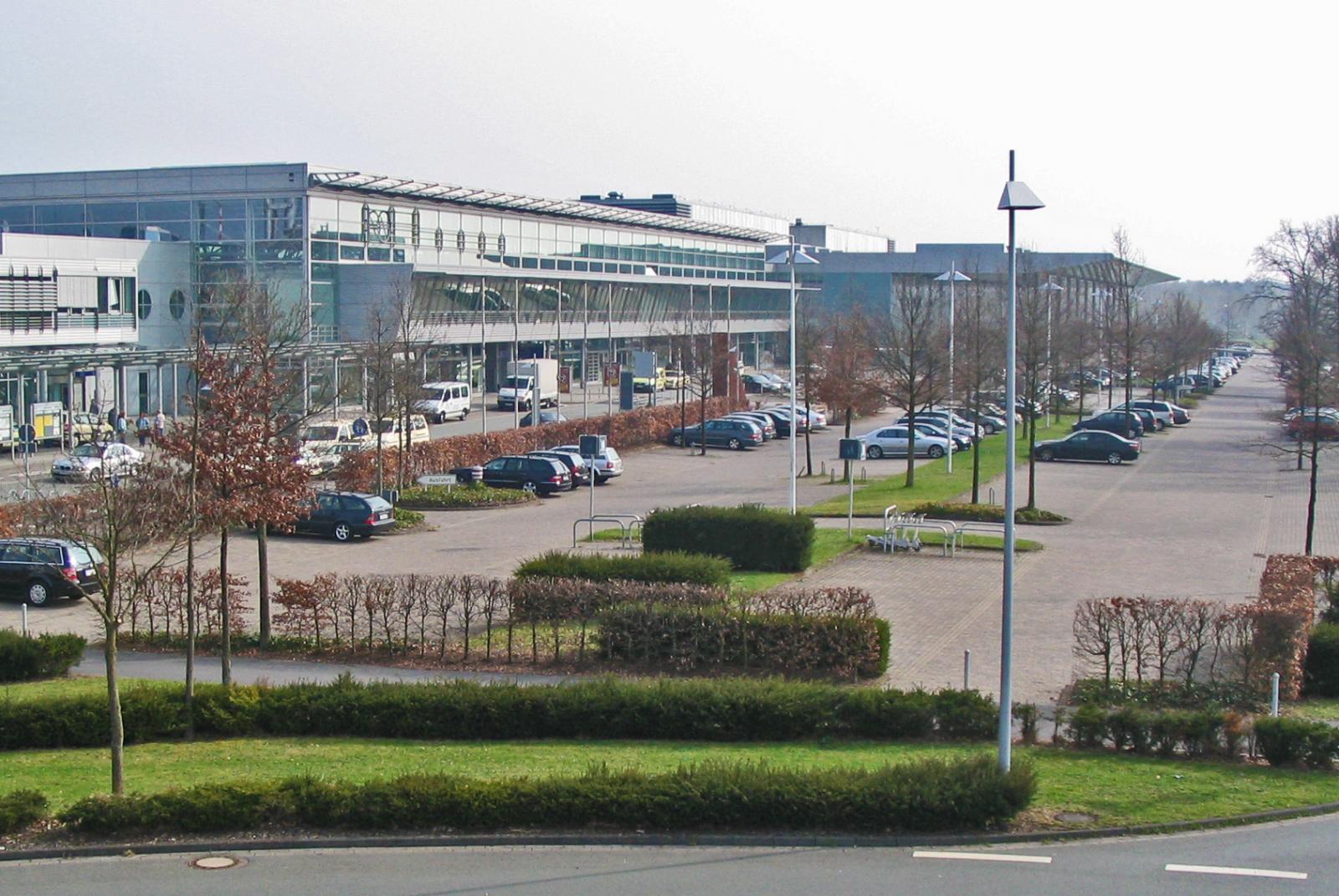 Terminal I und II (hinten, mit Vordach)