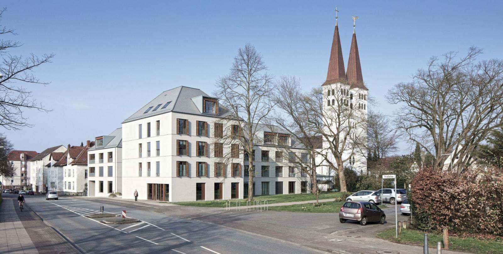 Straßenperspektive mit Blickrichtung Nordosten, Kirchturm im Hintergrund