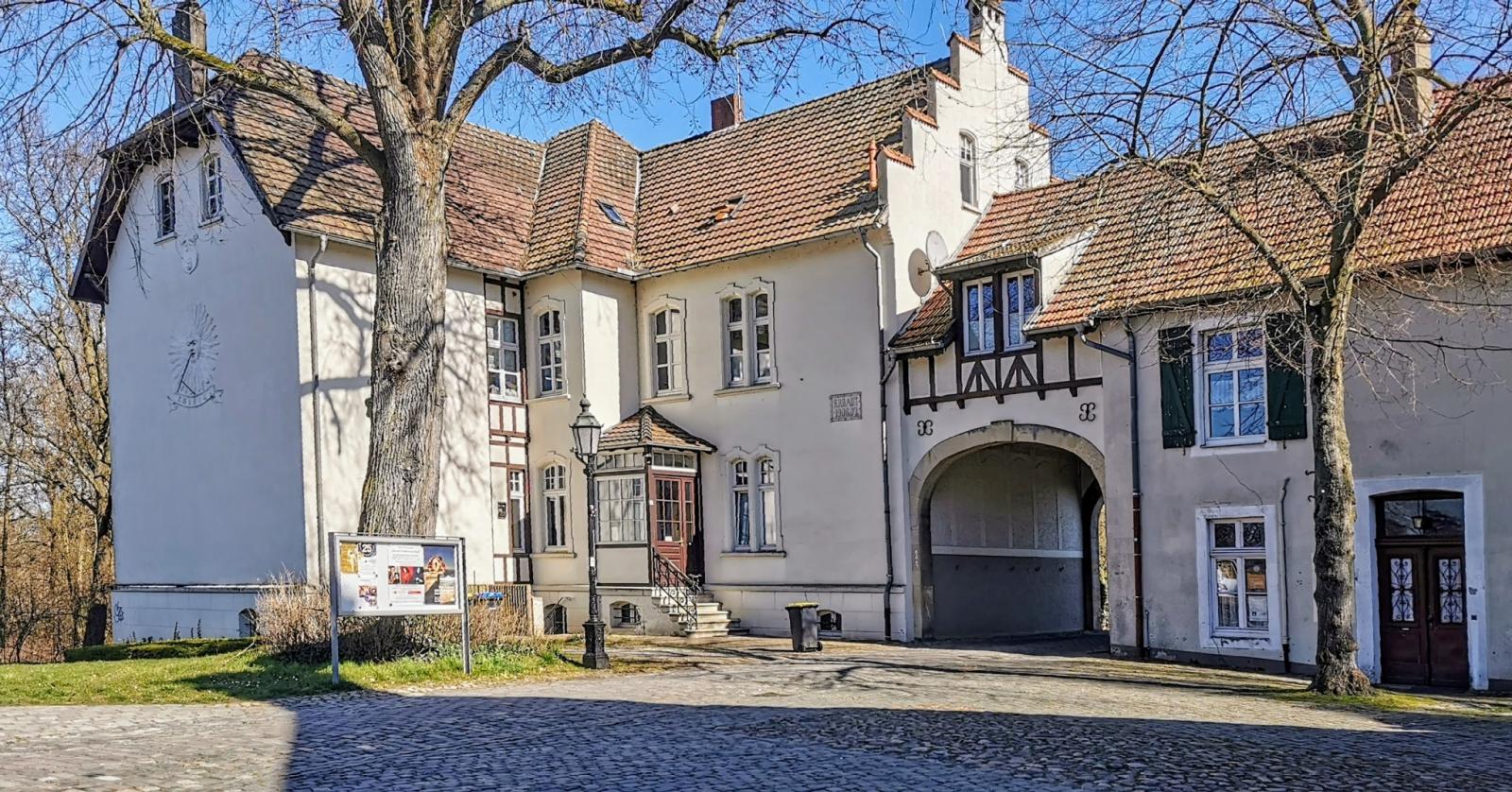 Vorburg mit Tor