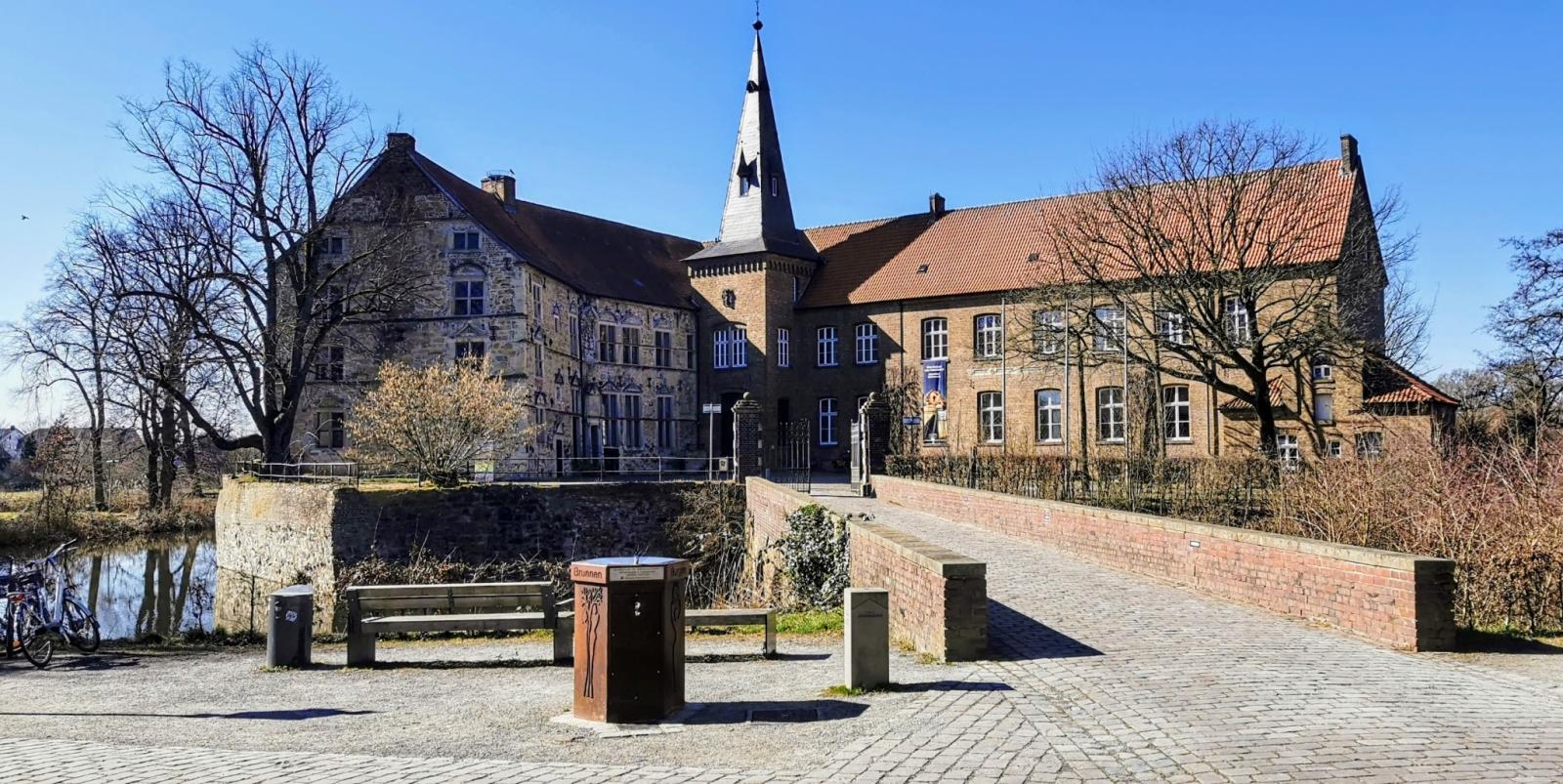 Blick über die Brücke zu Burg Lüdinghausen