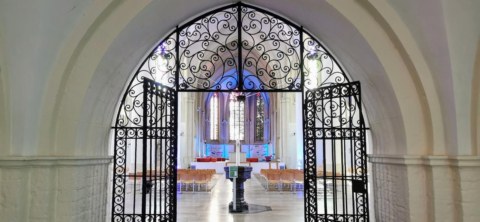 Blick in den Kirchenraum durch Eingangsportal