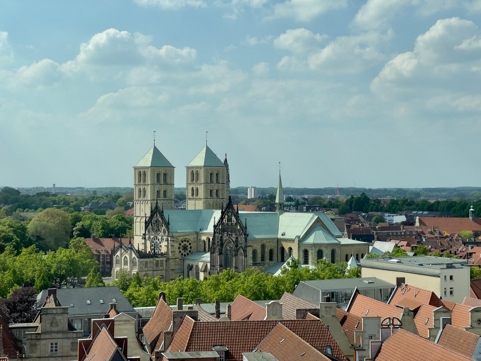 Dom St. Paulus über den Dächern von Münster