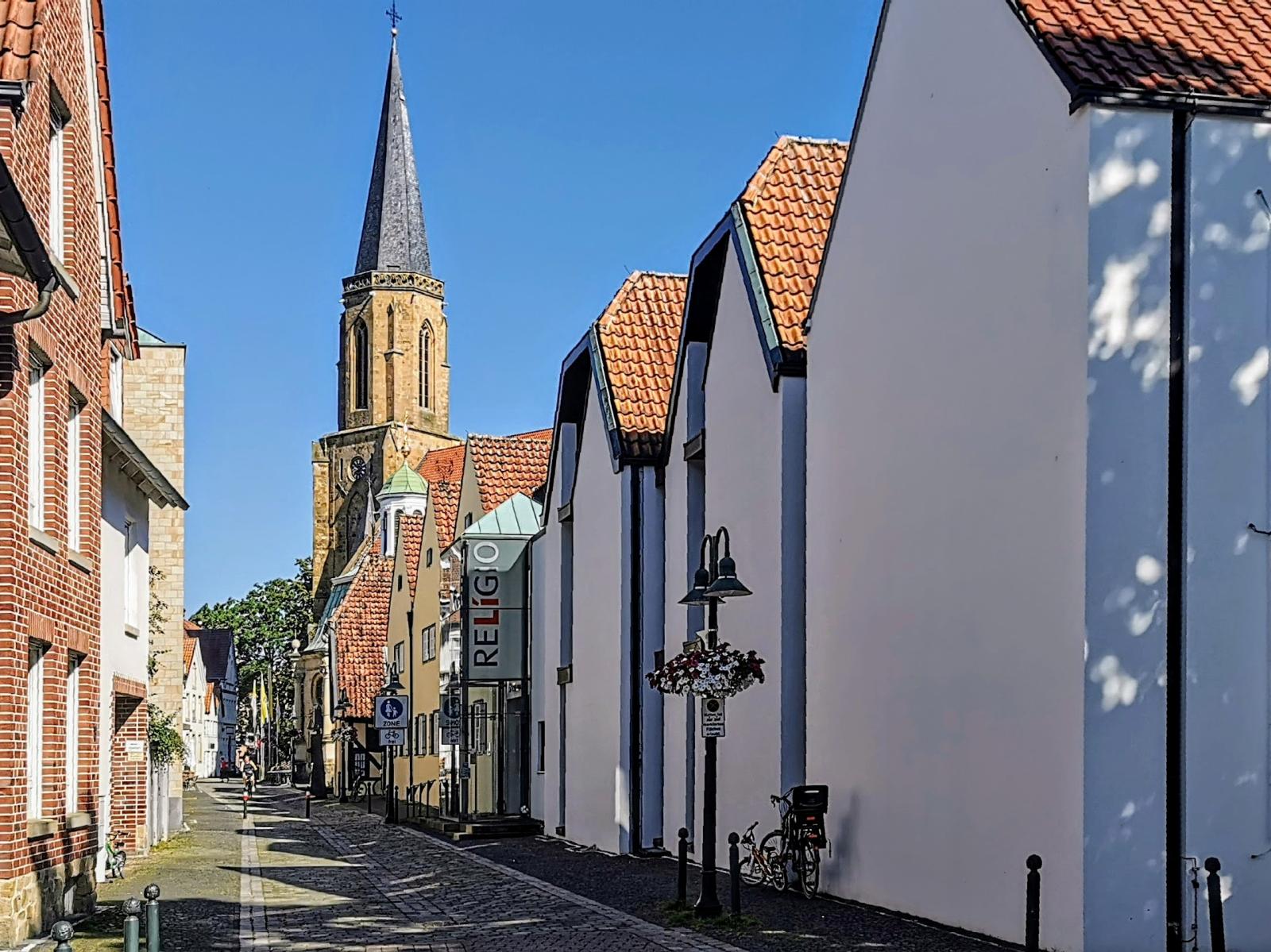 Spätere Museumsanbauten im Vordergrund