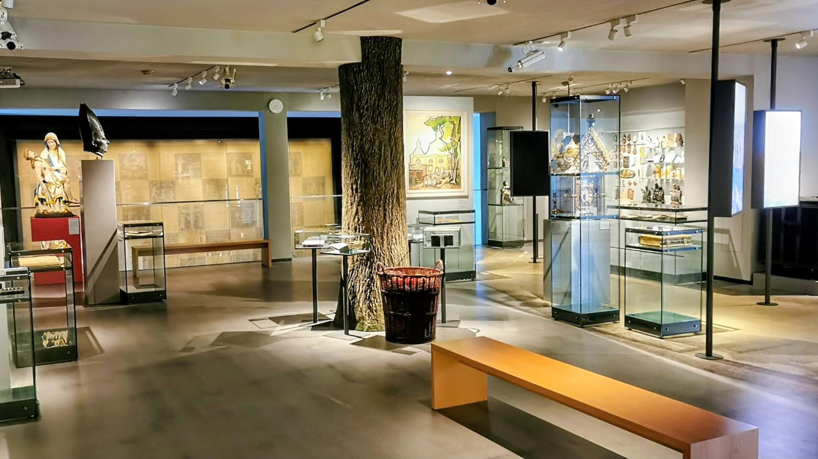 Ausstellungsfläche mit Hungertuch im Hintergrund
