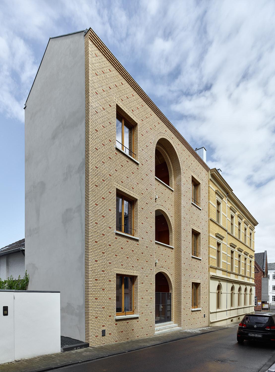 Haus im Burggarten, Straßenperspektive