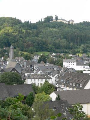 Im Schutze der Burg der Grafen von Wittgenstein entwickelte sich die Siedlung im 13. Jh. zur befestigten Stadt