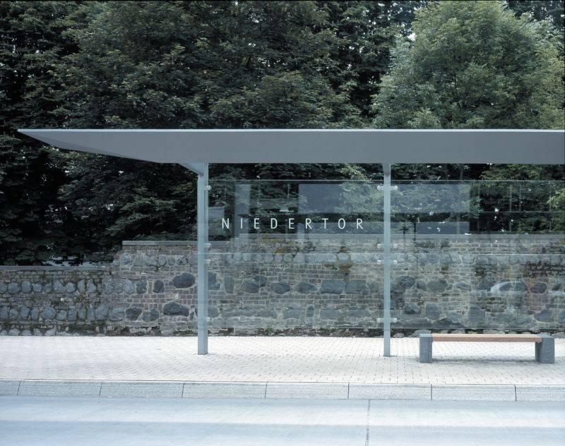 Haltestelle vor Stadtmauer
