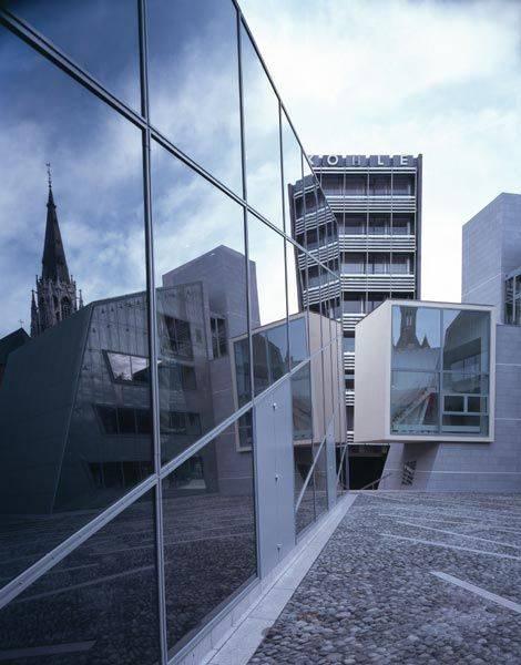 spiegelnde Fassade ´Aachen-Fenster´