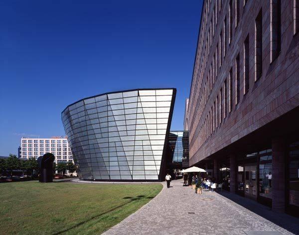 Seitenansicht Glasbau mit Durchgang