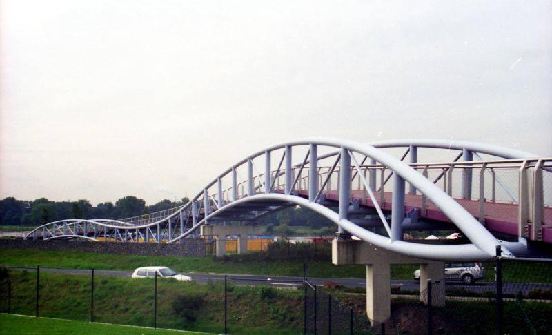 Brücke in Stahlfachwerkkonstruktion